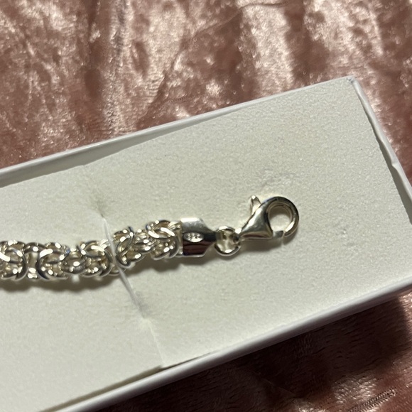 Elegant Silver Bracelet - Picture 4 of 5